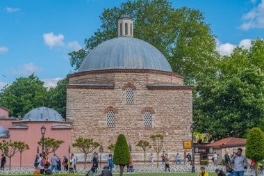 İSTANBUL, TURKEY - Mayıs 19.2022: Sultan Ahmet Parkı, arka planda Haseki Huerrem Sultan tarihi binası