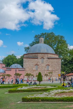 İSTANBUL, TURKEY - Mayıs 19.2022: Sultan Ahmet Parkı, arka planda Haseki Huerrem Sultan tarihi buioolding, İstanbul, Türkiye. dikey
