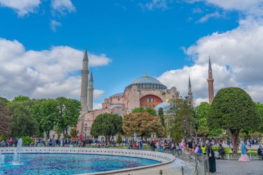 İSTANBUL, TURKEY - Mayıs 19.2022: İstanbul, Türkiye 'deki Hagia Sofya tarihi camiinin arka planında Sultan Ahmet Parkı.