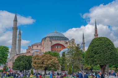 İSTANBUL, TURKEY - Mayıs 19.2022: İstanbul, Türkiye 'deki Hagia Sofya tarihi camiinin arka planında Sultan Ahmet Parkı.