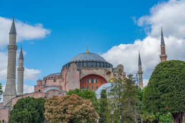 İSTANBUL, TURKEY - Mayıs 19.2022: İstanbul, Türkiye 'deki Hagia Sofya tarihi camiinin arka planında Sultan Ahmet Parkı.