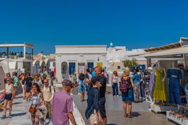 OIA, GREECE - 22 Mayıs 2022: Geleneksel beyaz evleri olan Oia hediyelik eşya dükkanları, Santorini Adası, Yunanistan