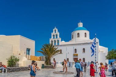 OIA, GREECE - 22 Mayıs 2022: Geleneksel beyaz evleri olan Oia 'nın güzel manzarası, Santorini Adası, Yunanistan