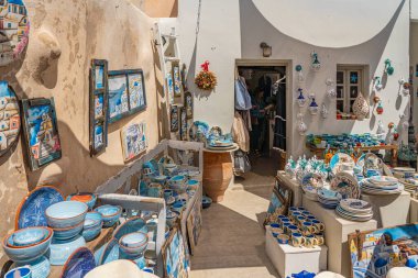 OIA, GREECE - 22 Mayıs 2022: Yunanistan 'ın Santorini adasında Oia' dan Hediyeler