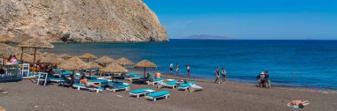 PERISSA, GREECE - 22 Mayıs 2022: Santorini 'deki Perissa Black Beach