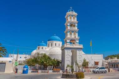 PERISSA, GREECE - 22 Mayıs 2022: Yunan kilise çan kulesi, Perissa 'daki Timiou Stavro, Kutsal Haç kilisesi arka planı