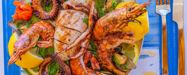 Seafood Platter Grilled Squid Octopus Prawns Mussels Green Salad Lemon —  Fotos de Stock