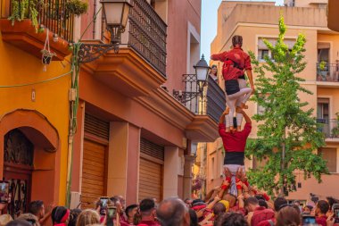 CAMBRILS, İspanya - SEPTEMBER 04.2022: Castells Performance, Castell geleneksel olarak Tarragona, Katalonya 'daki festivallerde inşa edilen bir insan kulesidir.