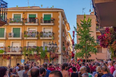 CAMBRILS, İspanya - SEPTEMBER 04.2022: Castells Performance, Castell geleneksel olarak Tarragona, Katalonya 'daki festivallerde inşa edilen bir insan kulesidir.