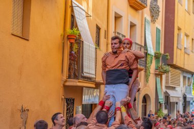 CAMBRILS, İspanya - SEPTEMBER 04.2022: Castells Performance, Castell geleneksel olarak Tarragona, Katalonya 'daki festivallerde inşa edilen bir insan kulesidir.