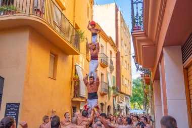 CAMBRILS, İspanya - SEPTEMBER 04.2022: Castells Performance, Castell geleneksel olarak Tarragona, Katalonya 'daki festivallerde inşa edilen bir insan kulesidir.