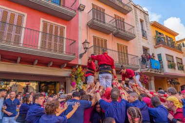 CAMBRILS, İspanya - SEPTEMBER 04.2022: Castells Performance, Castell geleneksel olarak Tarragona, Katalonya 'daki festivallerde inşa edilen bir insan kulesidir.