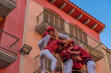 CAMBRILS, İspanya - SEPTEMBER 04.2022: Castells Performance, Castell geleneksel olarak Tarragona, Katalonya 'daki festivallerde inşa edilen bir insan kulesidir.