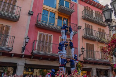 CAMBRILS, İspanya - SEPTEMBER 04.2022: Castells Performance, Castell geleneksel olarak Tarragona, Katalonya 'daki festivallerde inşa edilen bir insan kulesidir.