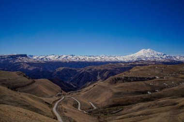 Elbrus Dağı 'nın Panorama' sı Kafkas Dağları 'nın arka planına karşı. Karachay-Çerkessia. Rusya.