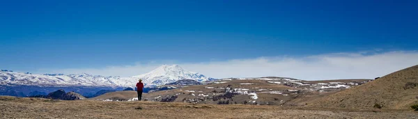 Elbrus Dağı Nın Panorama Kafkas Dağları Nın Arka Planına Karşı — Stok fotoğraf