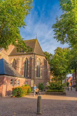 SUEDLOHN, GERMANY - SEPTEMBER 07.2022: Suedlohn kasaba manzaralı Germnan Vestfalya 'da arka planda mavi gökyüzü