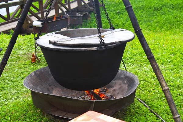 Vaření polévky na oheň — Stock fotografie