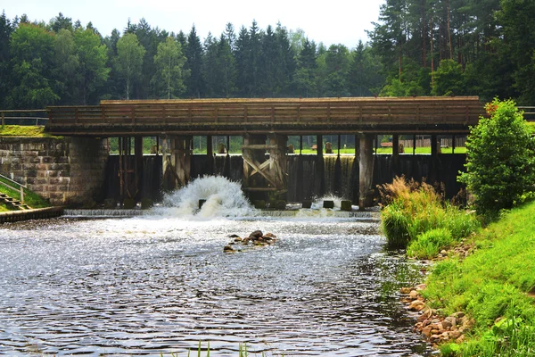 Drewniany most nad kanałem Augustów — Zdjęcie stockowe
