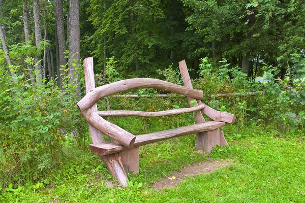 Деревянная скамейка в лесу — стоковое фото