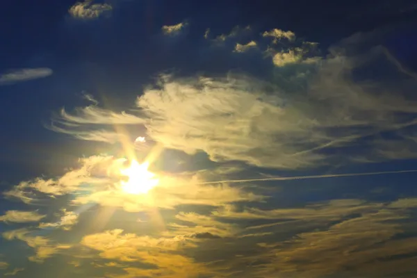 太陽は雲の中を輝いている — ストック写真