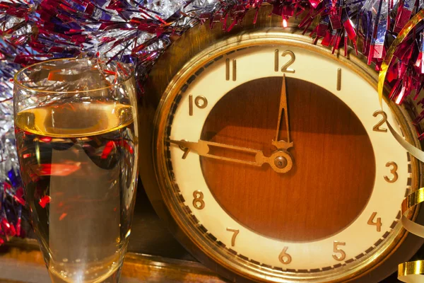 Ett glas champagne och antika klockor — Stockfoto