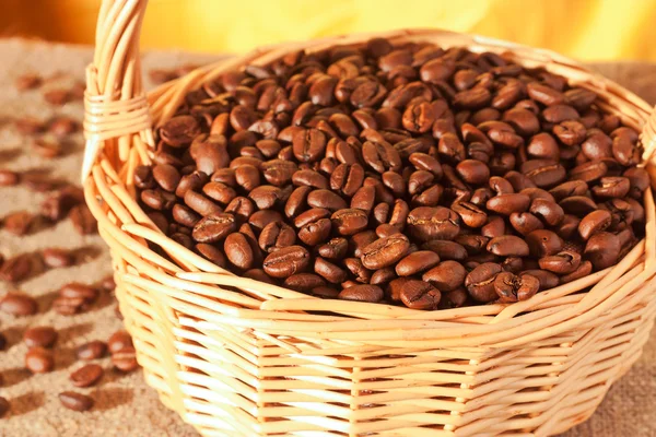 Koffiebonen in een rieten mandje — Stockfoto
