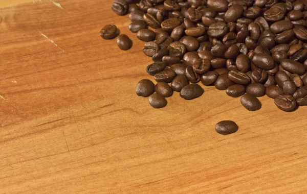 Kávová zrna na grunge dřevěné pozadí — Stock fotografie