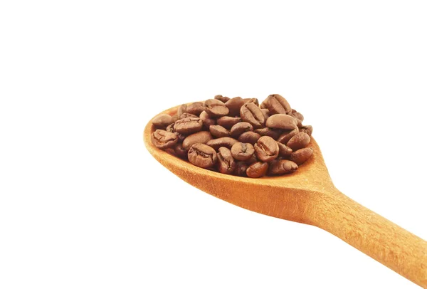 Granos de café de cerca en cuchara de madera —  Fotos de Stock