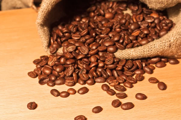 Grãos de café em um saco close-up — Fotografia de Stock