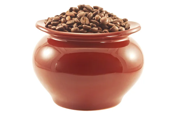 Granos de café en una olla de barro marrón aislado —  Fotos de Stock