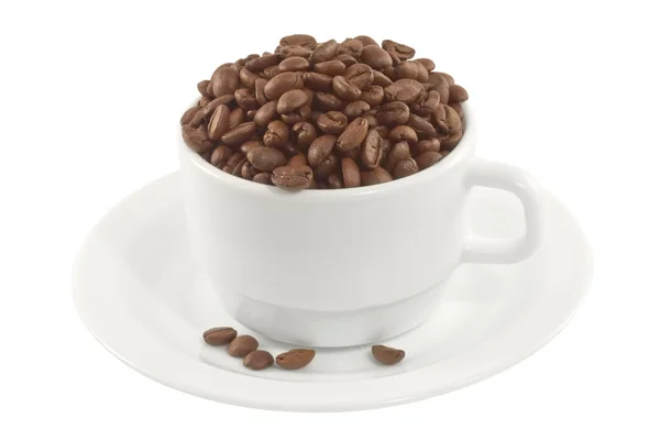 Kopp och fat fullt av kaffebönor, sidovy — Stockfoto