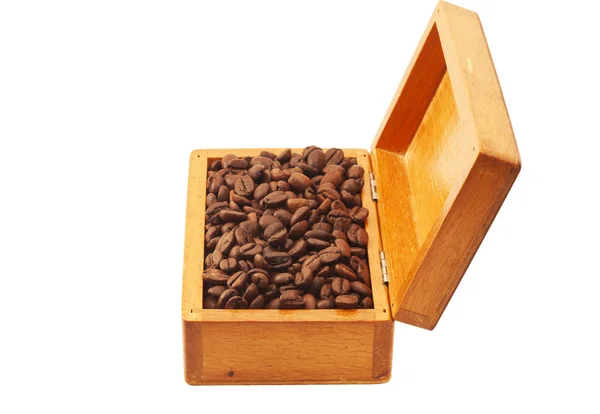 Granos de café en una caja de madera aislada —  Fotos de Stock