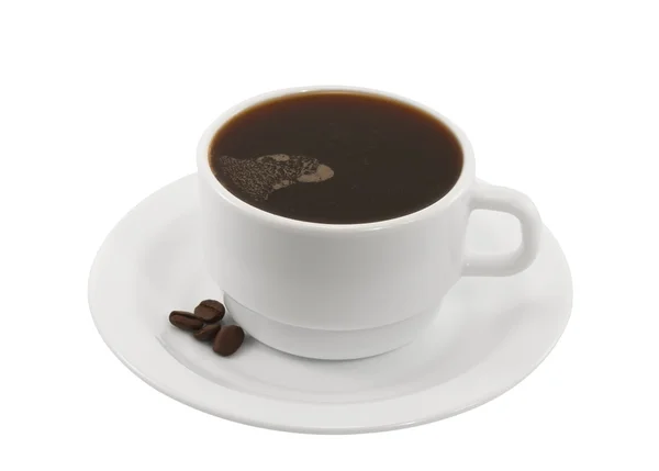 Full kopp kaffe på ett tefat med kaffebönor — Stockfoto