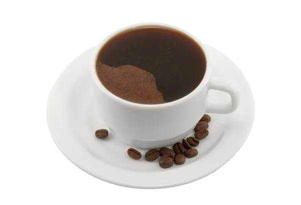 Kop sort kaffe på en tallerken med kaffebønner - Stock-foto