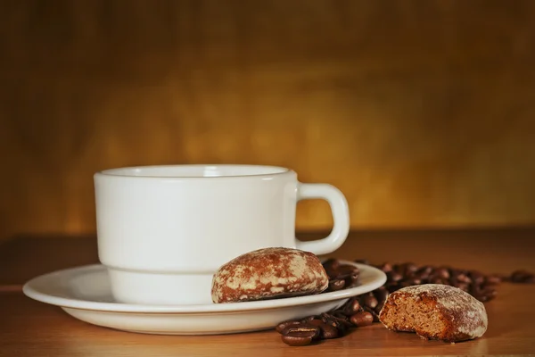 Chávena branca de café com grãos de café e bolos — Fotografia de Stock
