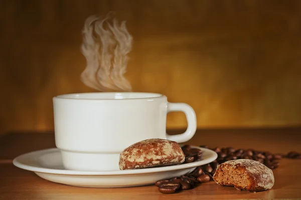 Xícara branca de café quente com bolos — Fotografia de Stock