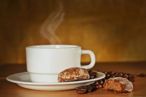 Xícara branca de café e bolos em um prato — Fotografia de Stock