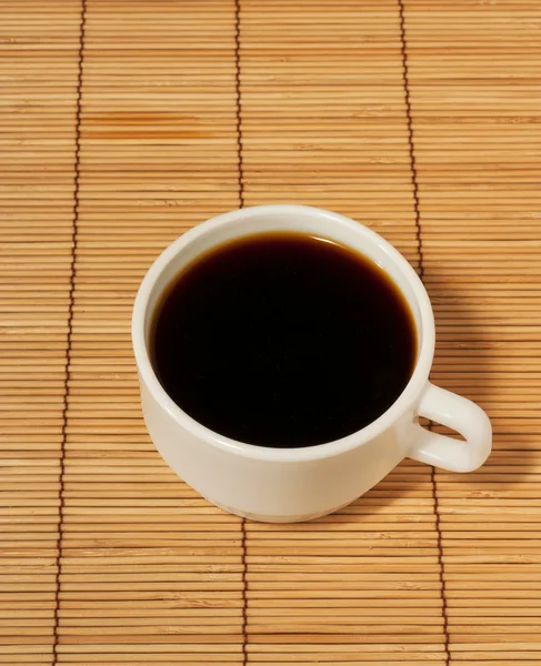 Eine weiße Kaffeetasse auf dem Tisch — Stockfoto