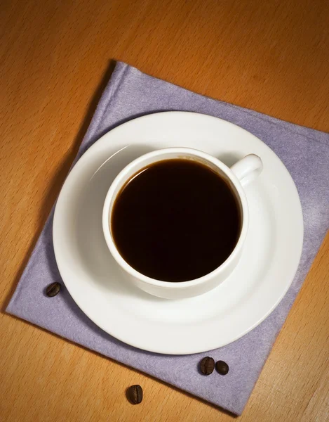 Taza de café blanco y platillo en una servilleta —  Fotos de Stock