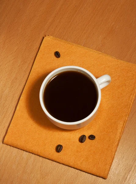 Uma xícara de café branca em um guardanapo — Fotografia de Stock