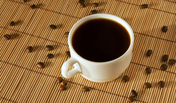Filiżankę kawy na stole — Zdjęcie stockowe