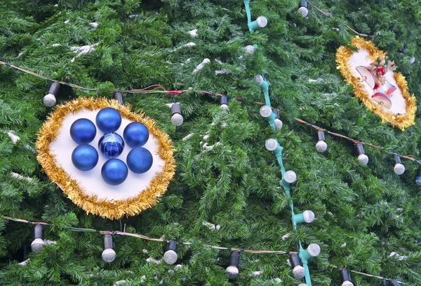 Decoraciones de Navidad en el árbol de Navidad — Foto de Stock