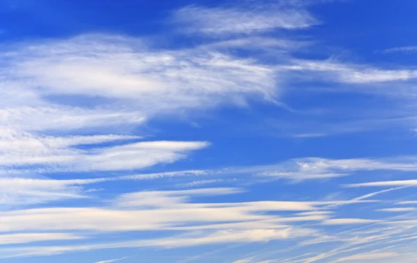 Blå himmel og vakre skyer – stockfoto
