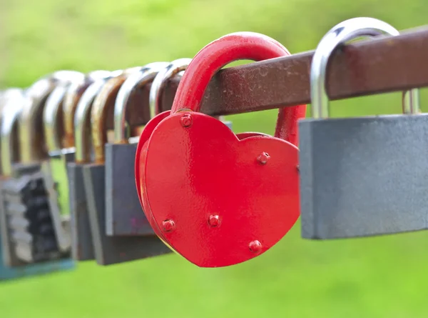 Red heart-shaped lock — Stok fotoğraf