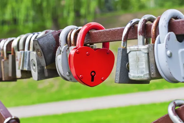 Red heart-shaped padlock — Stock Photo, Image