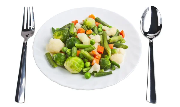 Légumes tranchés sur une assiette isolée — Photo