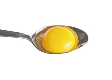 tavuk yumurta sarısı kaşık içinde