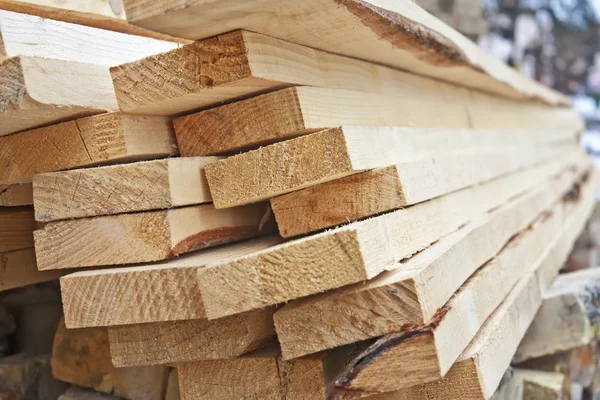 Uma pilha de tábuas de madeira — Fotografia de Stock