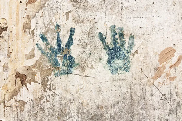 Текстура старой стены с отпечатком руки — стоковое фото